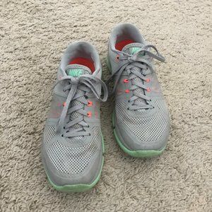 NIKE Women's Flex 2014 RN Sneakers Size 6